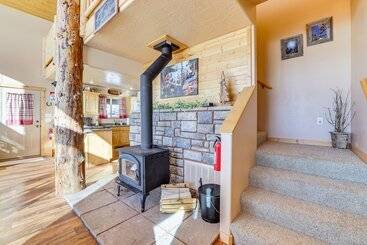 Сельский дом Cozy Duck Creek Village Cabin W/ Hot Tub & Views!