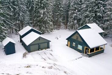 Farmhouse Cottage W/ Hot Tub, Near Titus Mountain!