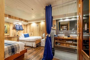 Luxury Canary Wharf House Boat Room 1
