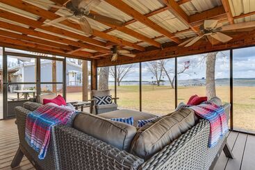 별장 Lakefront Graford Home W/ Fire Pit + Private Dock!