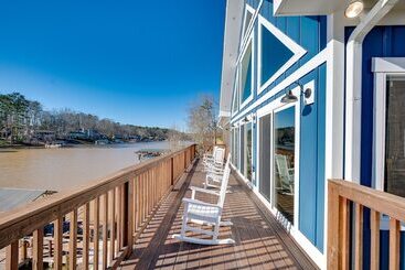 بيت ريفى Lakefront New London Retreat W/ Dock & Hot Tub!