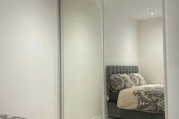 住所 Immaculate 4 Bed House In Horley