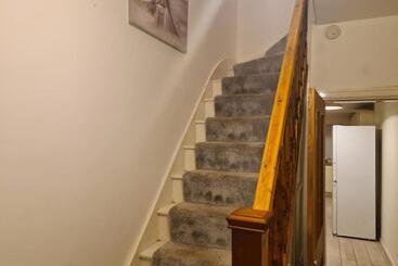 اقامتگاه Impeccable 4 Bed House In Bilston