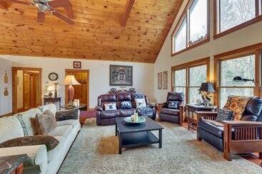 بيت ريفى Cabin W/ Hot Tub And Wifi: 4 Mi To Snowshoe Resort