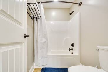 קוטג'' Spacious Home W/ Fireplace   Near Pinehurst Golf!