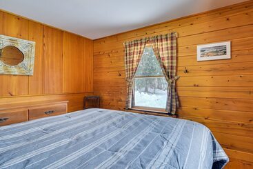 بيت ريفى Weld Waterfront Log Cabin W/ Kayaks & Canoes!