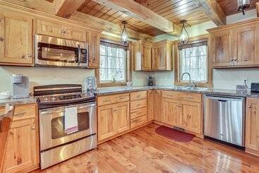 별장 Happy Haven Hill  Cabin W/ Patio & Fire Pit!