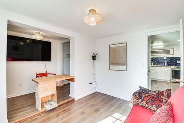 Eclectic Stone Cottage, Walk To Downtown Staunton!