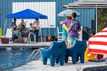 Отель The Lakehouse Inn At Sledd Creek