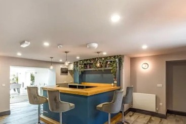 کلبه Immaculate 6 Bed Ivy House