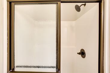 بيت ريفى Peaceful Celina Cabin W/ Hot Tub & Lake View!