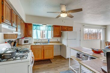 茅舍 Farmington Family House: 4 Mi To Lake!