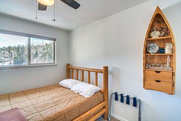 茅舍 Riverfront Pine Cabin W/ Hot Tub & Mountain Views!