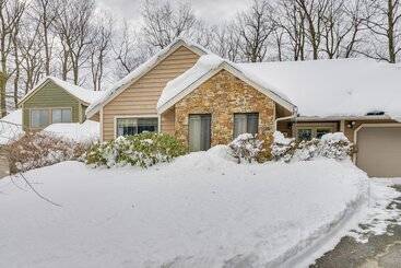 بيت ريفى Year Round Hidden Valley Home: Ski, Hike & More!