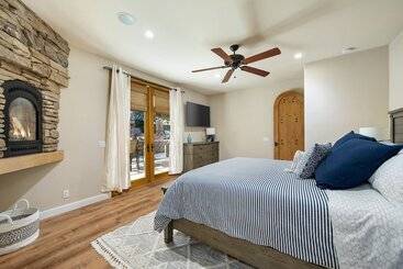 קוטג'' Yucca Valley Vacation Rental: Private Pool + Spa!