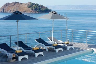 Eleia Seafront Suites & Villas