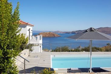 Eleia Seafront Suites & Villas