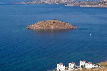Eleia Seafront Suites & Villas