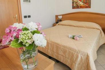 هتل Albergo Etico Asti