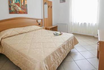 هتل Albergo Etico Asti