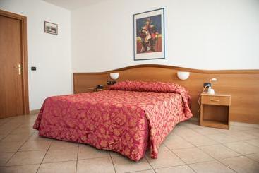 هتل Albergo Etico Asti