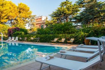 هتل Helloapulia Villa Carenza