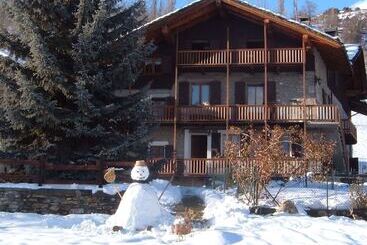 בית מלון כפרי Le Vieux Noyer   Appartamenti Al Verde Villaggio Di Rumiod