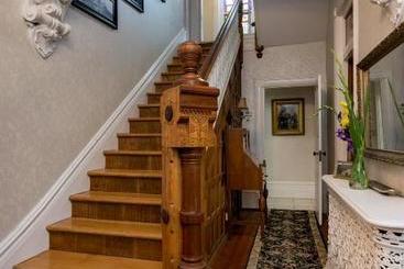 هتل The Secret Garden B&b Inn