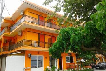 פנסיון Astir Rooms