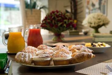 Отель Monza City Rooms & Studios