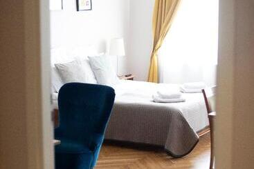 アパートホテル Gołębia 8 Residence