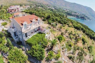 هتل Apartments Lira
