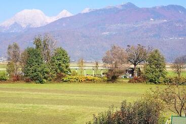 هتل Rooms & Apartments Jana