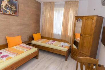 膳宿费 къща за гости мони