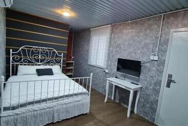 پانسیون Cheqma Tiny Chalet