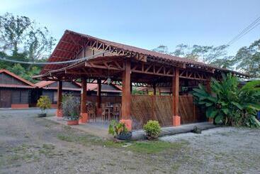 فندق Cabinas Río Frío