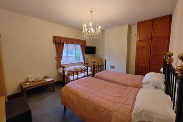 בית מלון כפרי The Golden Cup Yoxall