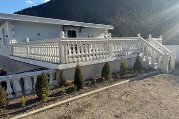 בית מלון כפרי Bar Restorant Fresku