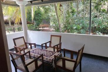 בית מלון כפרי Geeth Lanka River Resort