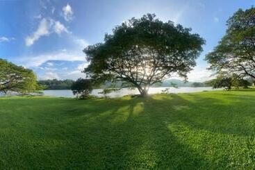 ホテル Mountbatten S Officers Mess Kandy