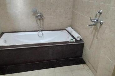 בית מלון כפרי The Farmerian Resort