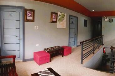 הוסטל Felli`s Guest House