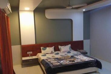 펜션 Opera And Restaurants