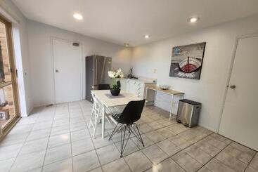 펜션 Self Contained Guesthouse For 7ppl, W Pool