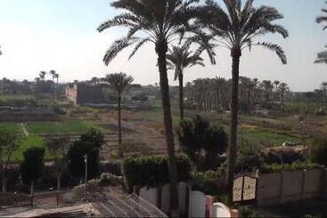 مبيت وإفطار Loulouat Al Reef