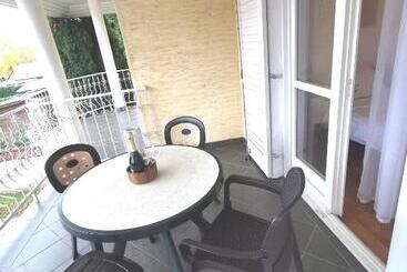 ペンション Bella Villa Apartmanház