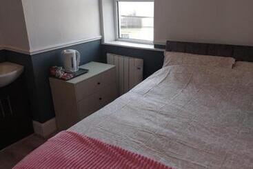 膳宿费 The Corner House Longford Town