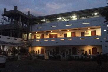 تختخواب و صبحانه Rvs Birdland Staycation