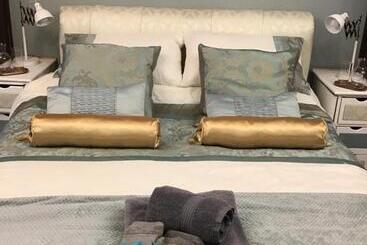 צימר The Old Merchants House   The Vettriano Room