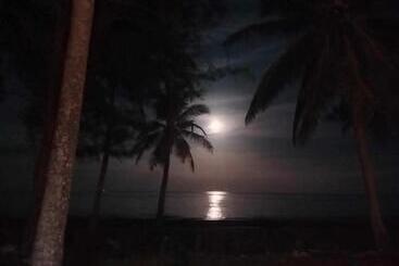 Pensão บ้านระเบียงเลหลังสวน Room B